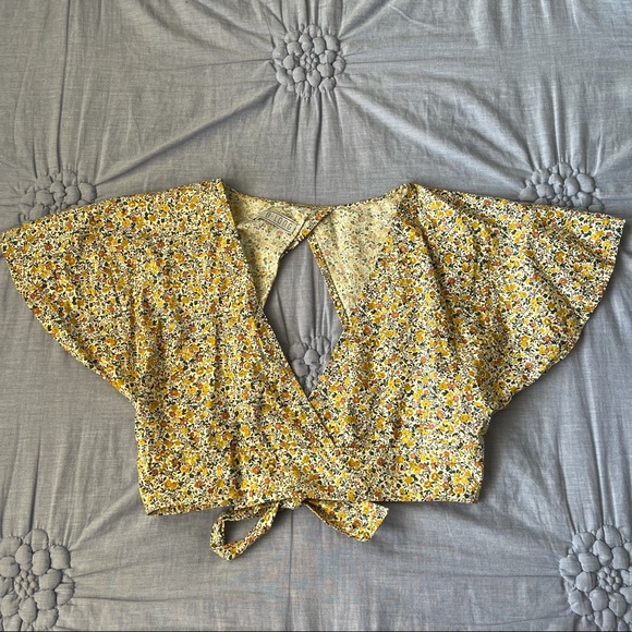 Floral Crop Top! 🌸🌼🌺 - Picture 3 of 5